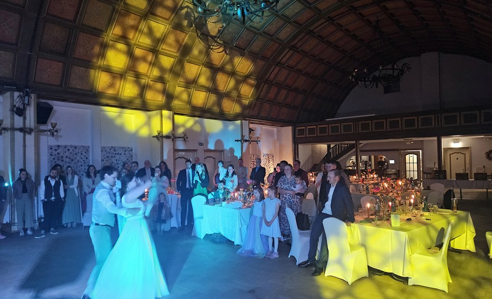Der erste Tanz des Brautpaares im festlich beleuchteten Saal